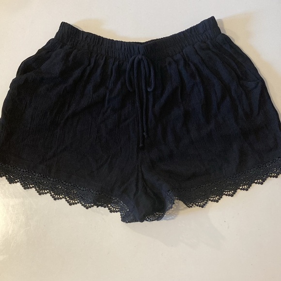 Kingston Grey Junior’s Solid Crochet Trim Shorts Black Small - Picture 3 of 4